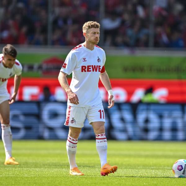 Kölns Dejan Ljubicic (l) und Kölns Florian Kainz (r) reagieren unzufrieden.