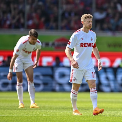 Kölns Dejan Ljubicic (l) und Kölns Florian Kainz (r) reagieren unzufrieden.