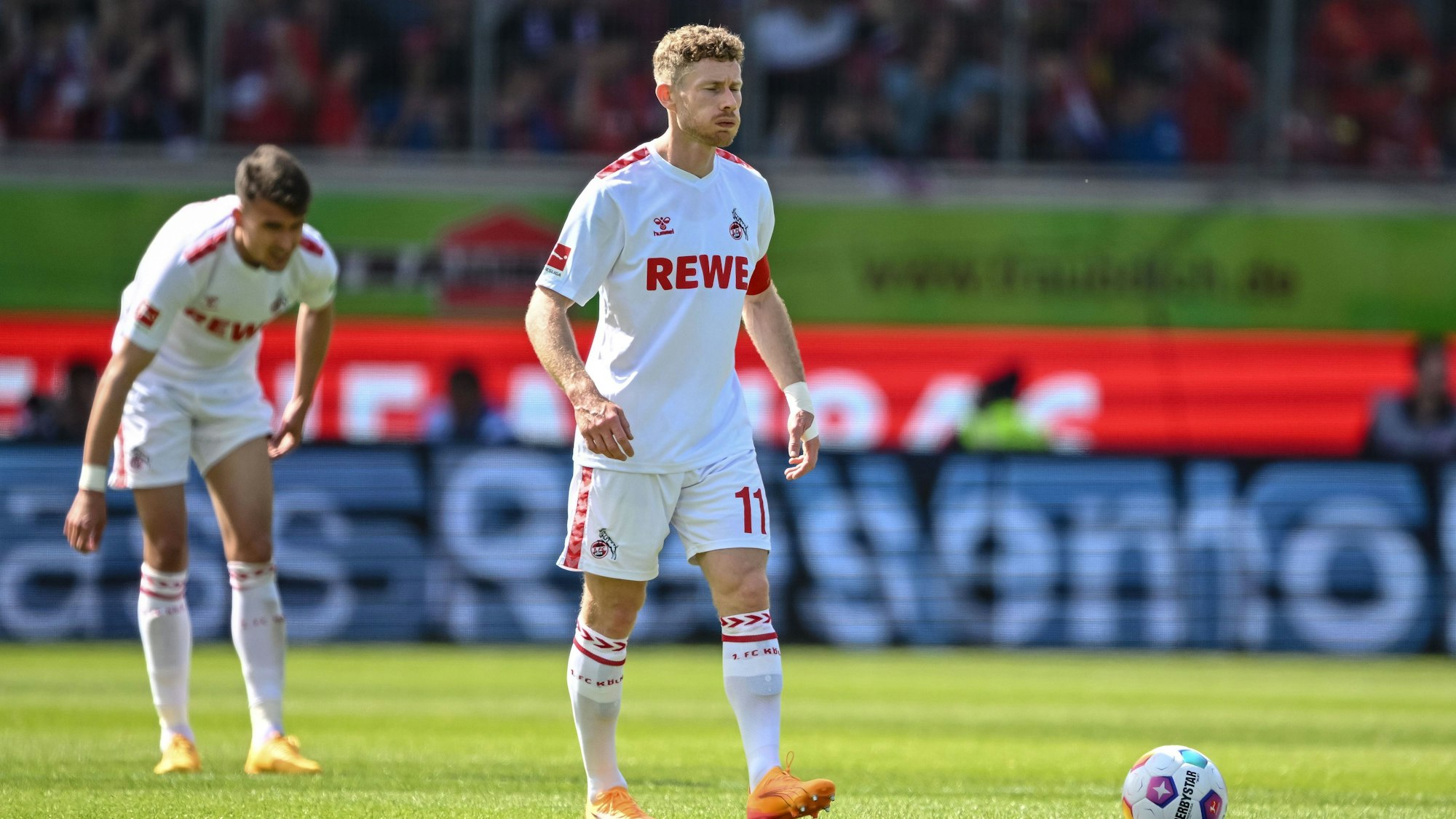 Kölns Dejan Ljubicic (l) und Kölns Florian Kainz (r) reagieren unzufrieden.