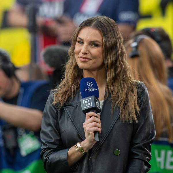 Laura Wontorra mit Mikro.