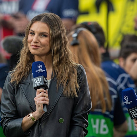 Laura Wontorra mit Mikro.