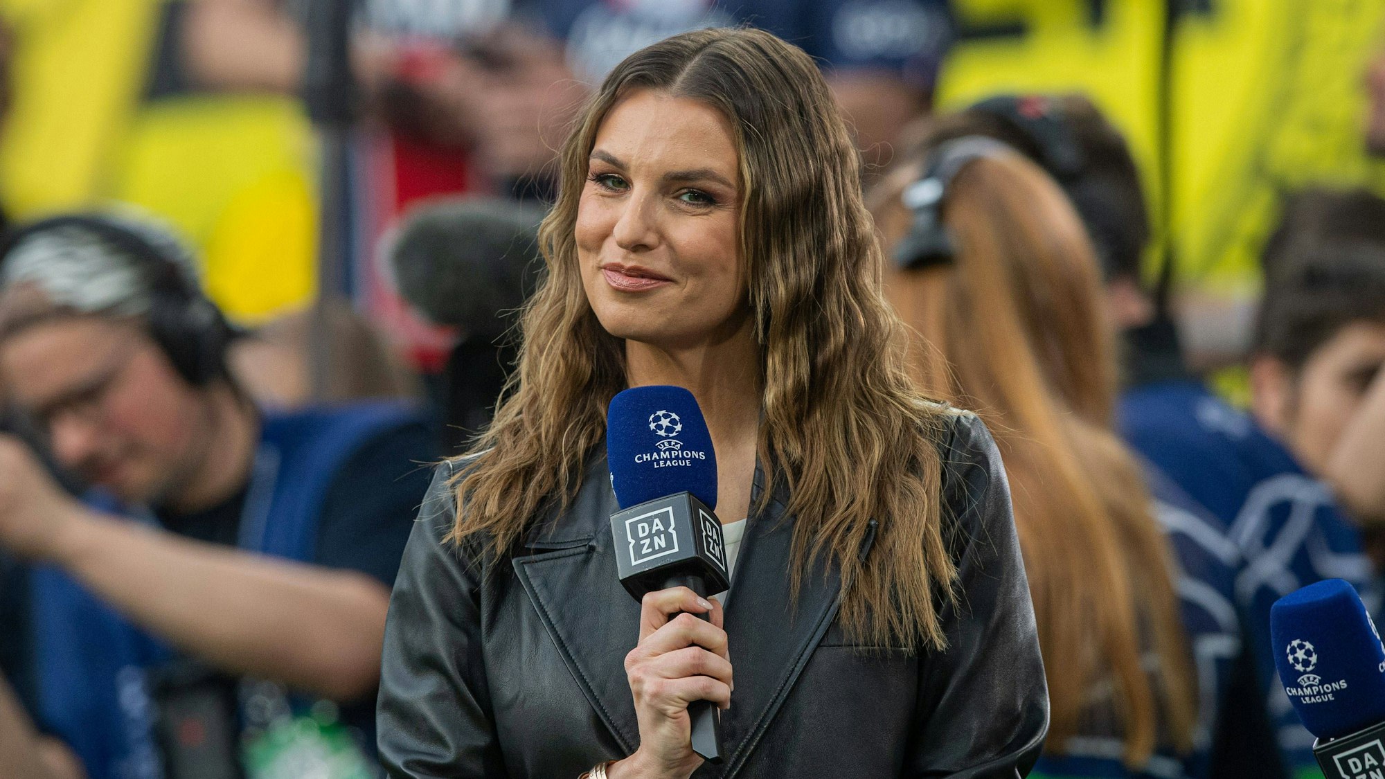 Laura Wontorra mit Mikro.