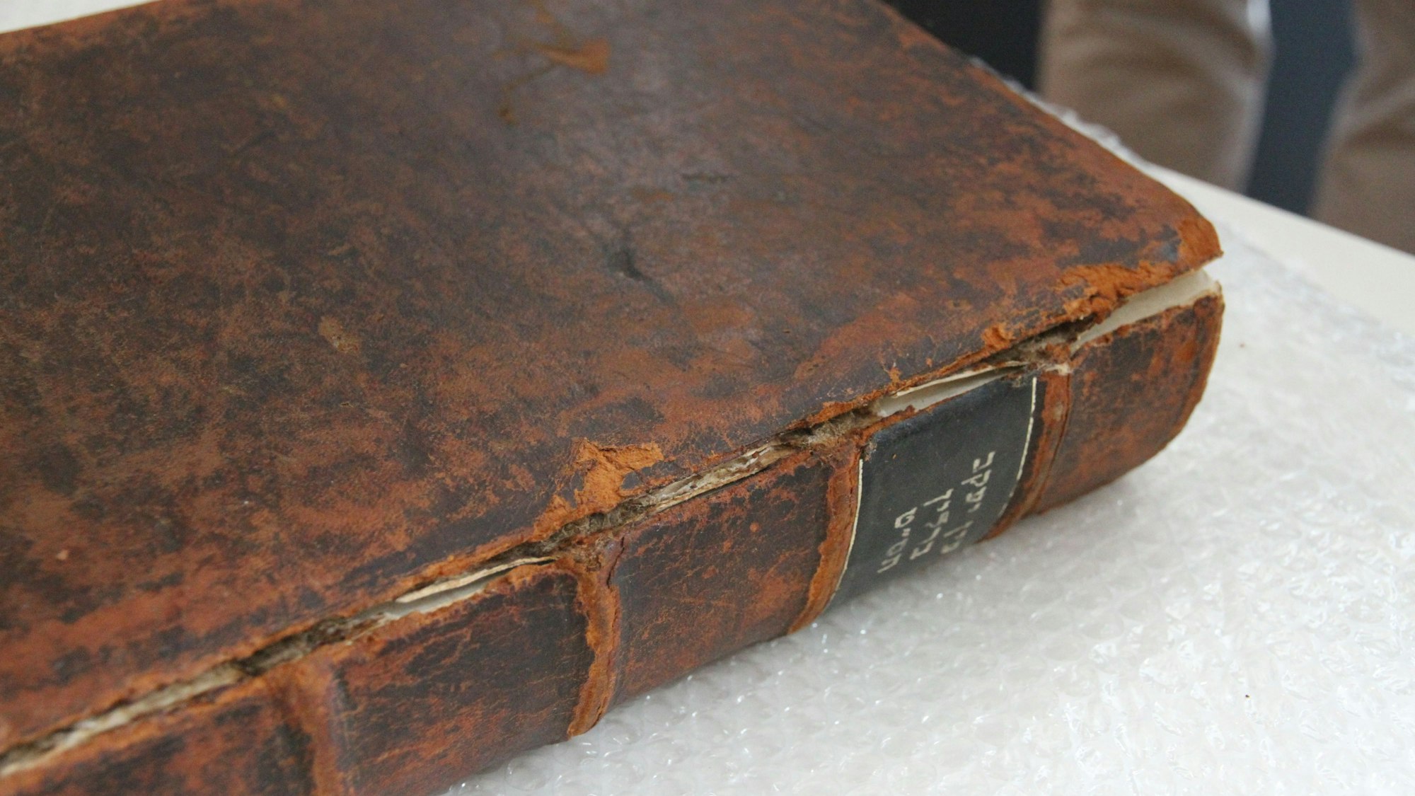 Ein altes Buch mit brüchigem Ledereinband