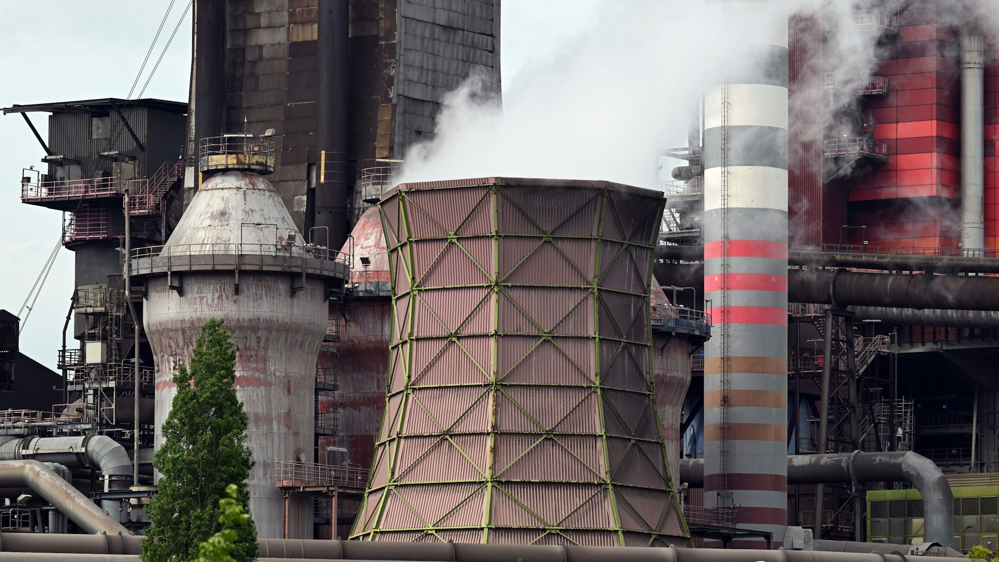 Duisburg: Dampf steigt aus einem Kühlturm bei Deutschlands größtem Stahlhersteller Thyssenkrupp Steel auf.