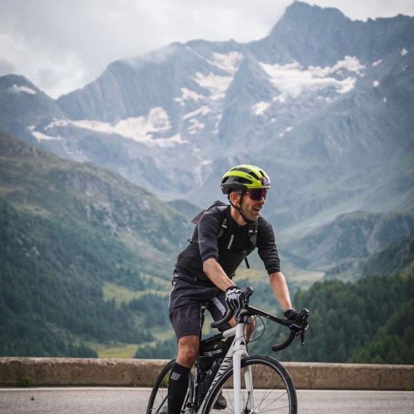 Der Ripsdorfer Volker Daniels sitzt auf seinem Fahrrad. Im Hintergrund das Ötztal.