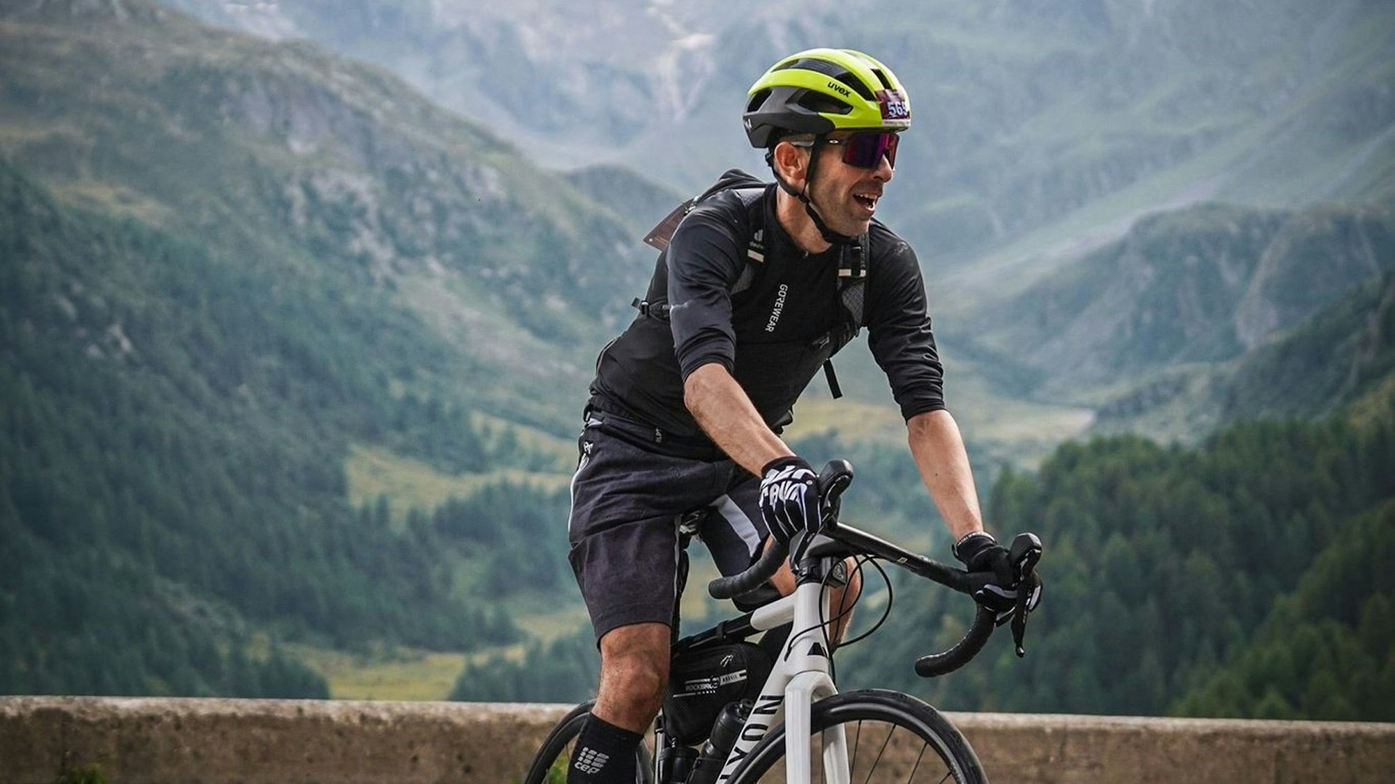 Der Ripsdorfer Volker Daniels sitzt auf seinem Fahrrad. Im Hintergrund das Ötztal.