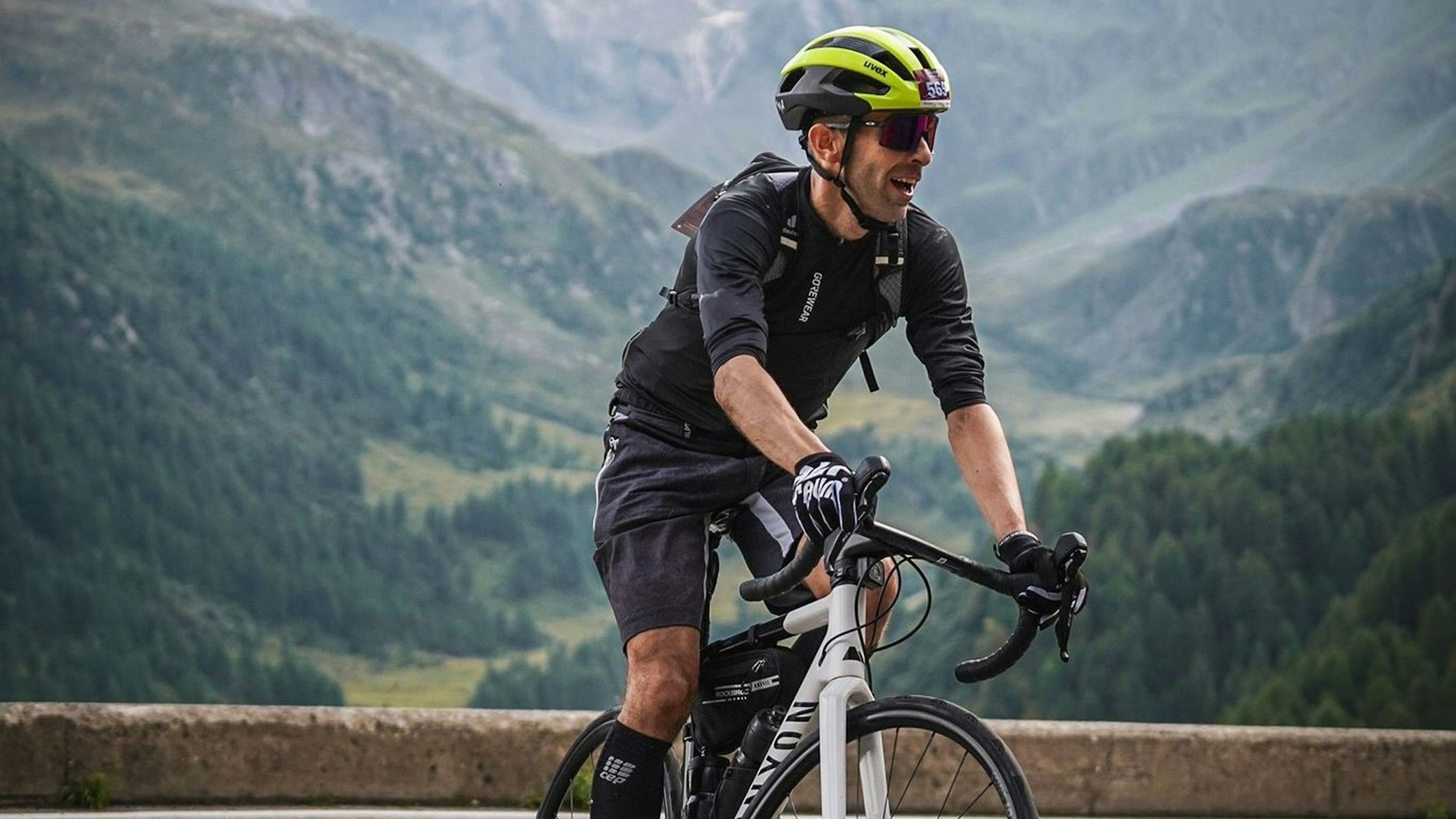 Der Ripsdorfer Volker Daniels fährt mit seinem Rennrad vor der Bergkulisse des Ötztals.