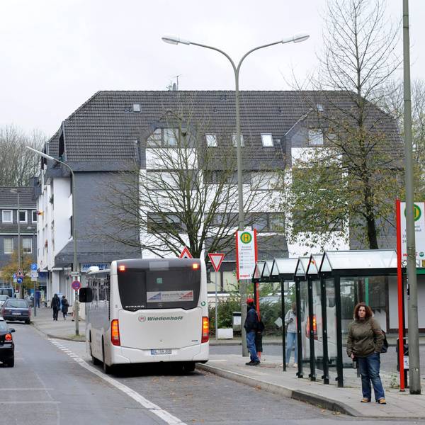 Blick auf die Montanusstraße, wie sie vor dem Abbruch des Busbahnhofs aussah.