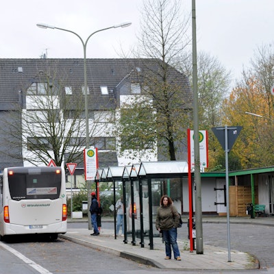 Blick auf die Montanusstraße, wie sie vor dem Abbruch des Busbahnhofs aussah.