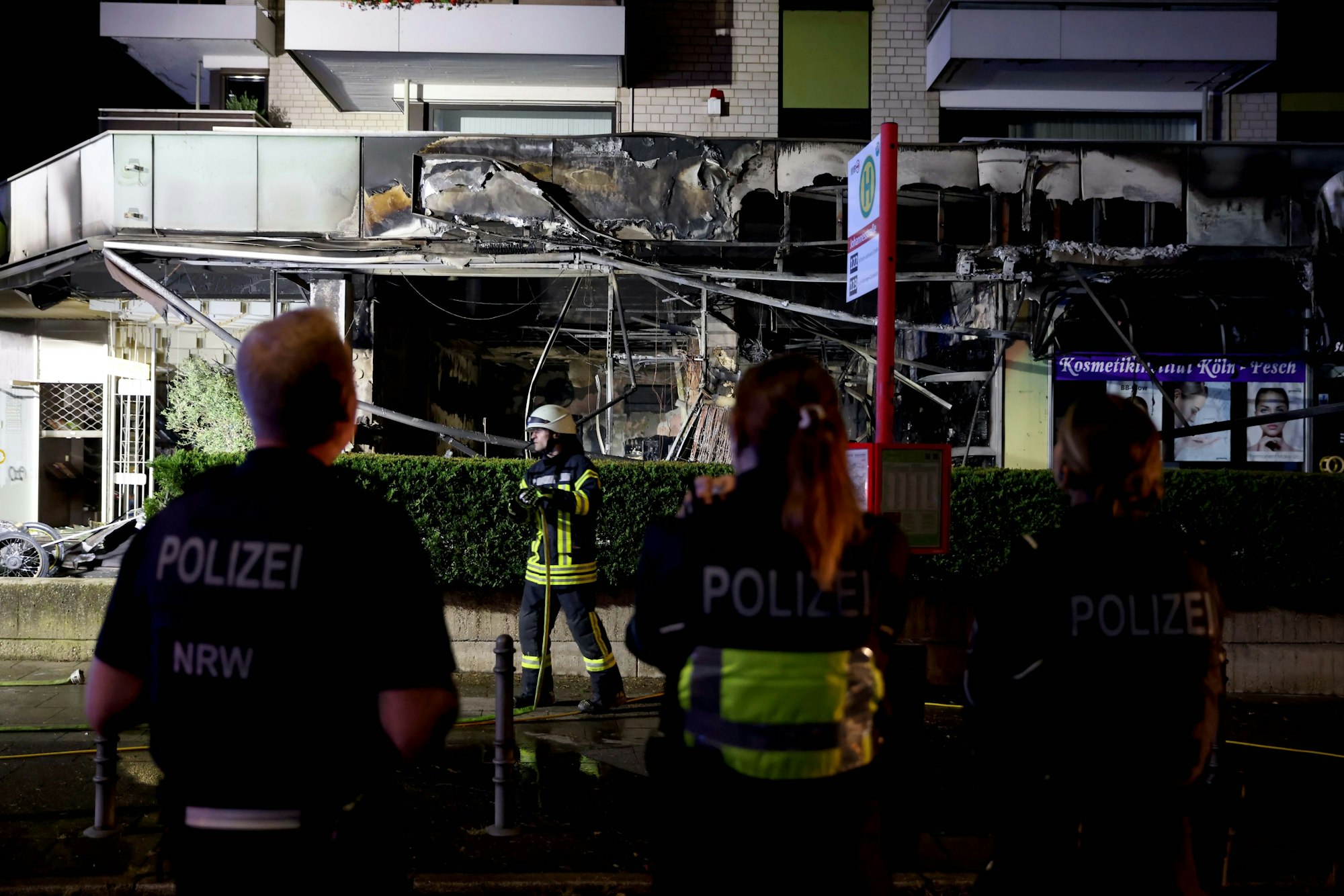 Köln, RSK, Großeinsatz von Feuerwehr und Polizei nach Explosion in einem Cafe in Longerich