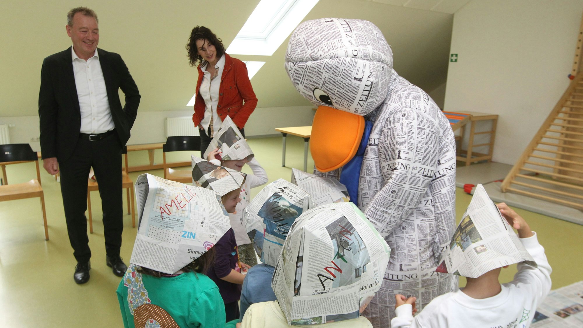 Die Vorschulkinder der Kindertagesstätte St. Monika aus Sieglar begrüßten die Zeitungsente.