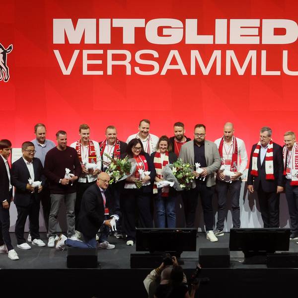 Der neue Mitgliederrat des 1. FC Köln stellt sich am Ende der Mitgliederversammlung mit dem Vorstand zum Gruppenbild auf.