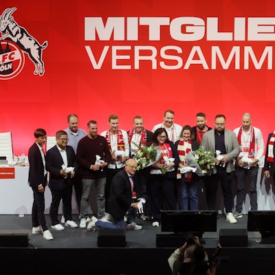 Der neue Mitgliederrat des 1. FC Köln stellt sich am Ende der Mitgliederversammlung mit dem Vorstand zum Gruppenbild auf.