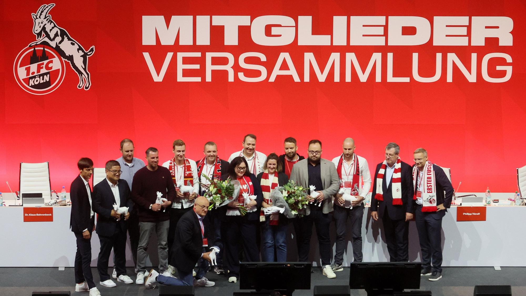 Der neue Mitgliederrat des 1. FC Köln stellt sich am Ende der Mitgliederversammlung mit dem Vorstand zum Gruppenbild auf.