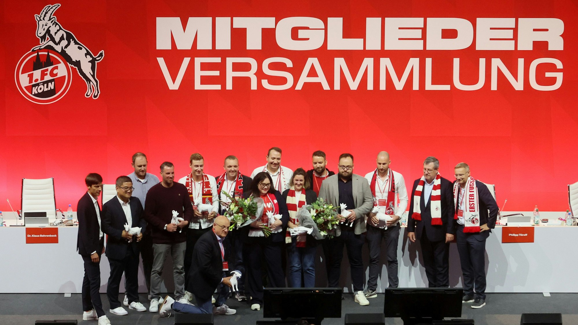 Der neue Mitgliederrat des 1. FC Köln stellt sich am Ende der Mitgliederversammlung mit dem Vorstand zum Gruppenbild auf.