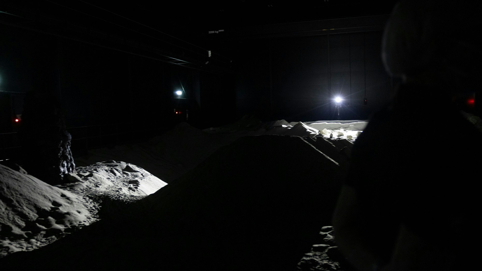 Dunkel ist es in der nachgestellten Mondlandschaft.