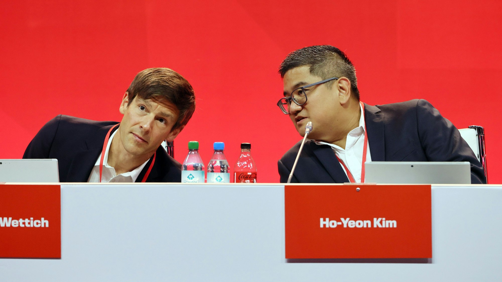 1. FC Köln, Mitgliederversammlung, von links: Carsten Wettich, Ho-Yeon Kim (1. FC Köln), Bild: Herbert Bucco
