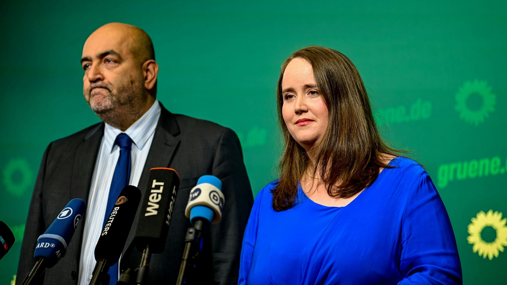 25.09.2024, Berlin: Grünen-Parteivorsitzende Ricarda Lang (r) und Omid Nouripour sprechen bei einer Pressekonferenz in der Bundesgeschäftsstelle Bündnis 90/Die Grünen. Die Grünen-Spitze zieht nach den Misserfolgen der Partei bei mehreren Wahlen personelle Konsequenzen. Foto: Fabian Sommer/dpa +++ dpa-Bildfunk +++