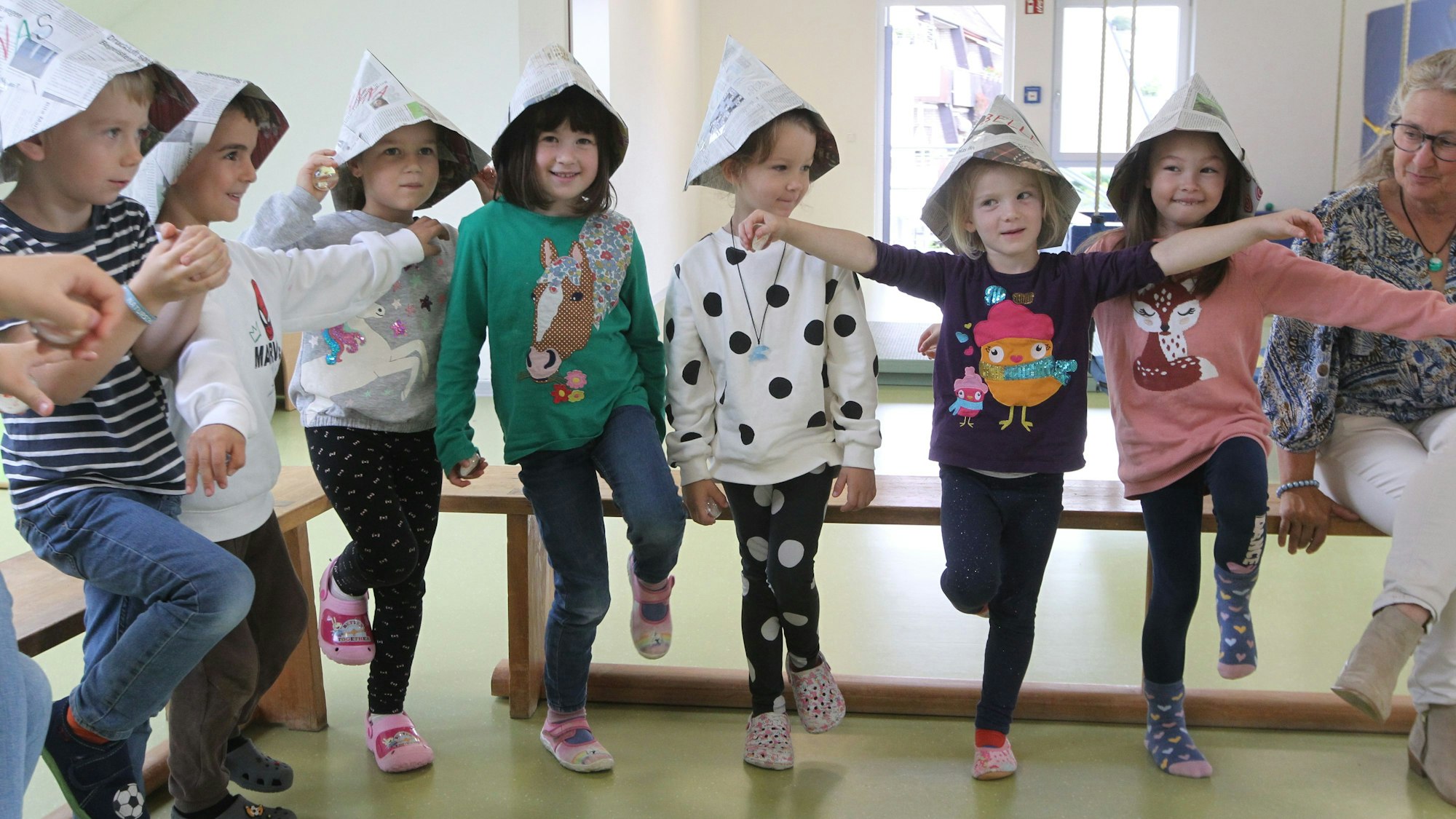 Auf einem Bein stehen wie eine Ente können auch die Kinder der Sonnendrachen-Gruppe.