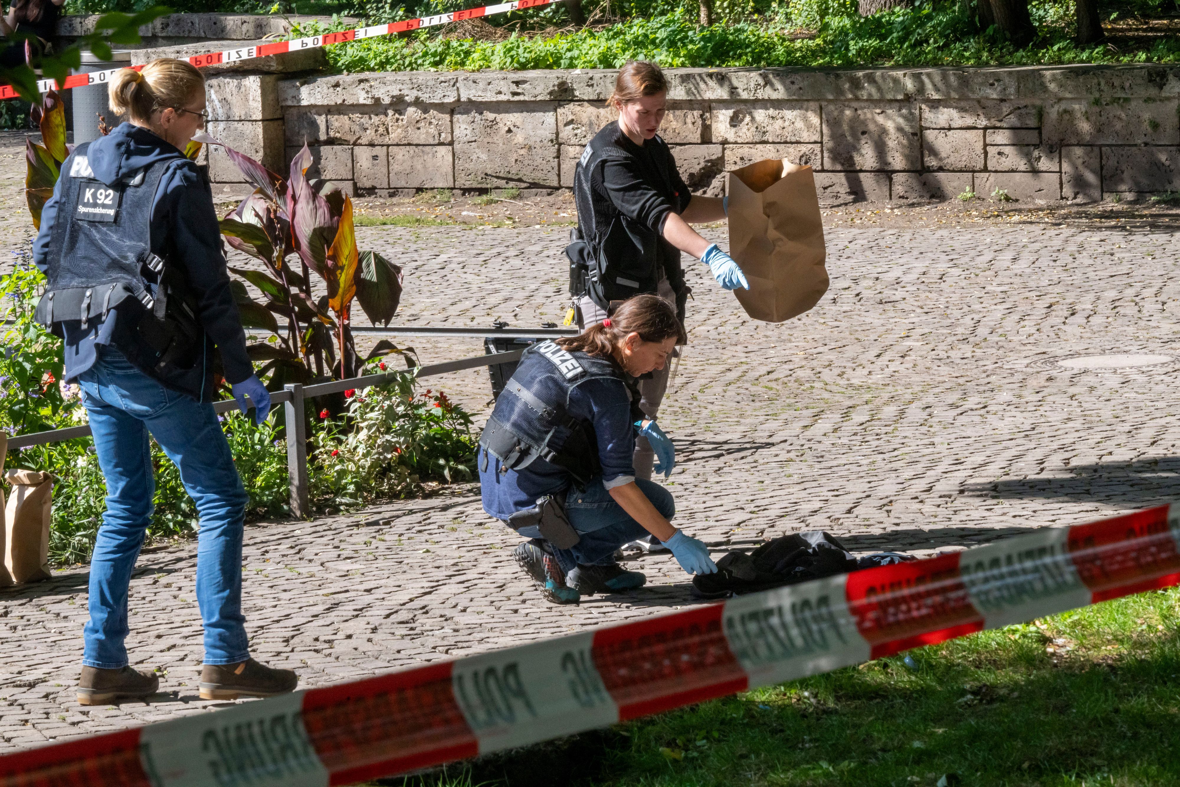 Polizistinnen sichern am Tatort im Alten Botanischen Garten Spuren. Die Münchner Polizei ermittelt wegen eines mutmaßlichen Tötungsdeliktes in der Münchner Innenstadt.