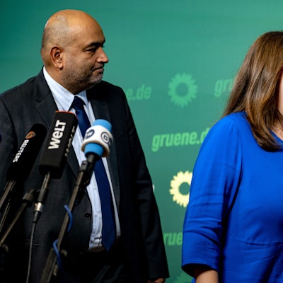Die Grünen-Parteivorsitzenden Ricarda Lang (r) und Omid Nouripour verlassen die Pressekonferenz zu ihrem geschlossenen Rücktritt.