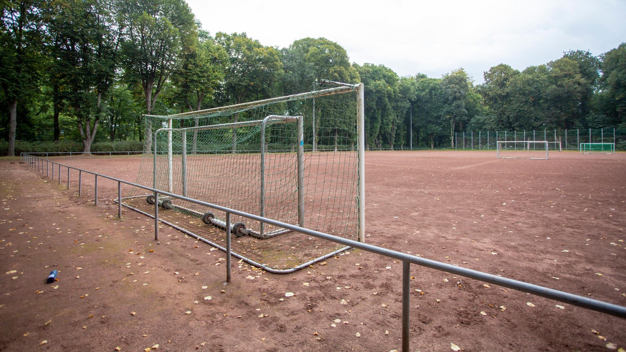 Diesen Aschenplatz am Militärring möchte der 1. FC Köln zum Kunstrasen umwandeln und dann für sein Jugendtraining nutzen. Bislang trainieren hier drei andere Clubs.