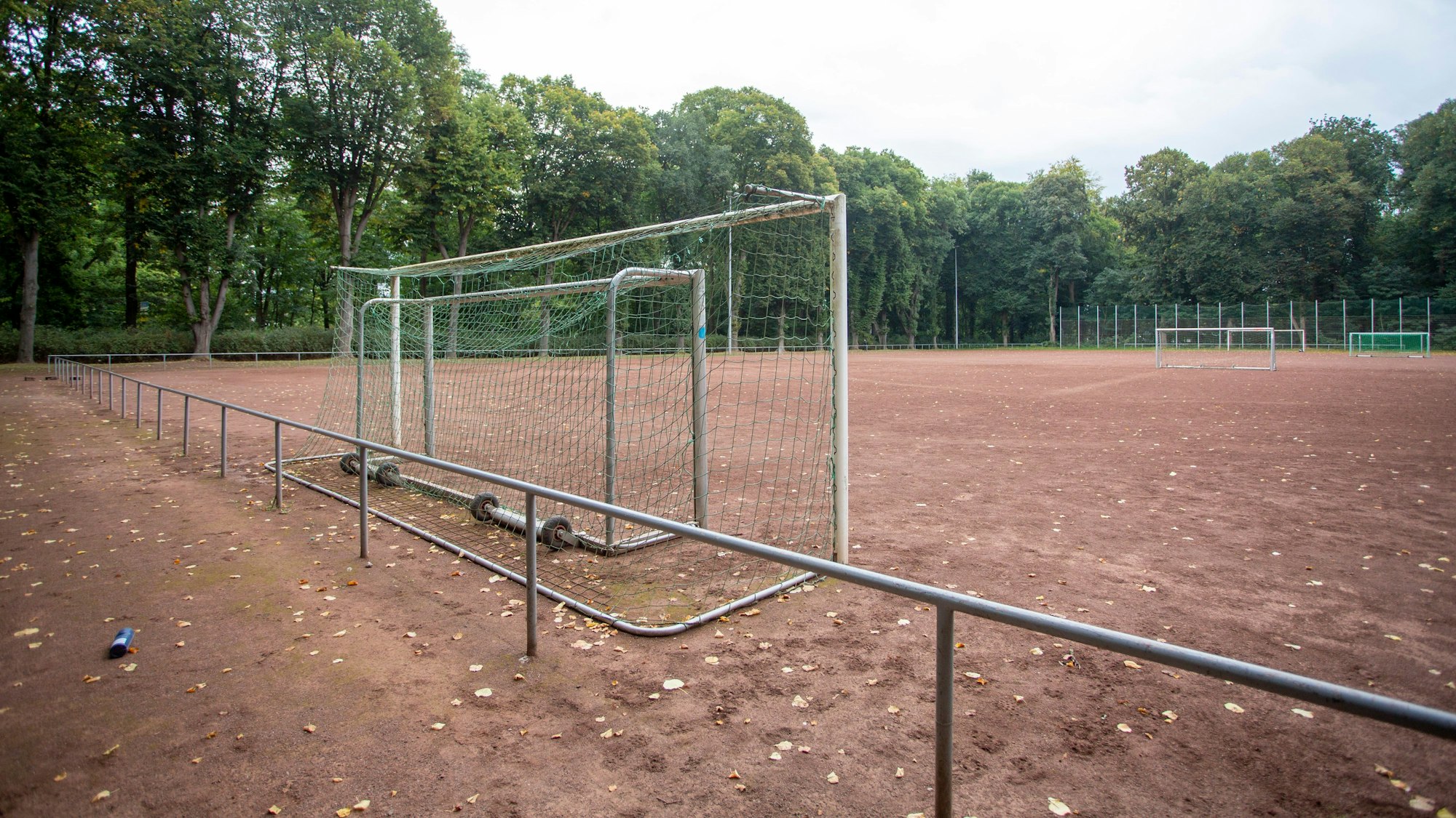 Diesen Aschenplatz am Militärring möchte der 1. FC Köln zum Kunstrasen umwandeln und dann für sein Jugendtraining nutzen. Bislang trainieren hier drei andere Clubs.
