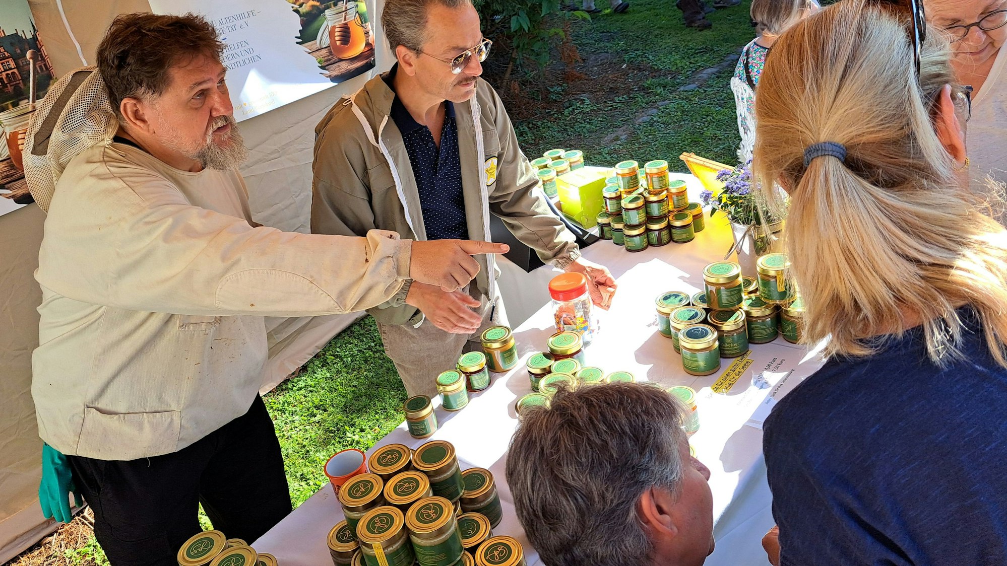 Zwei Imker bieten Honig aus dem Park von Schlosshotel Lerbach gegen eine Spende an.