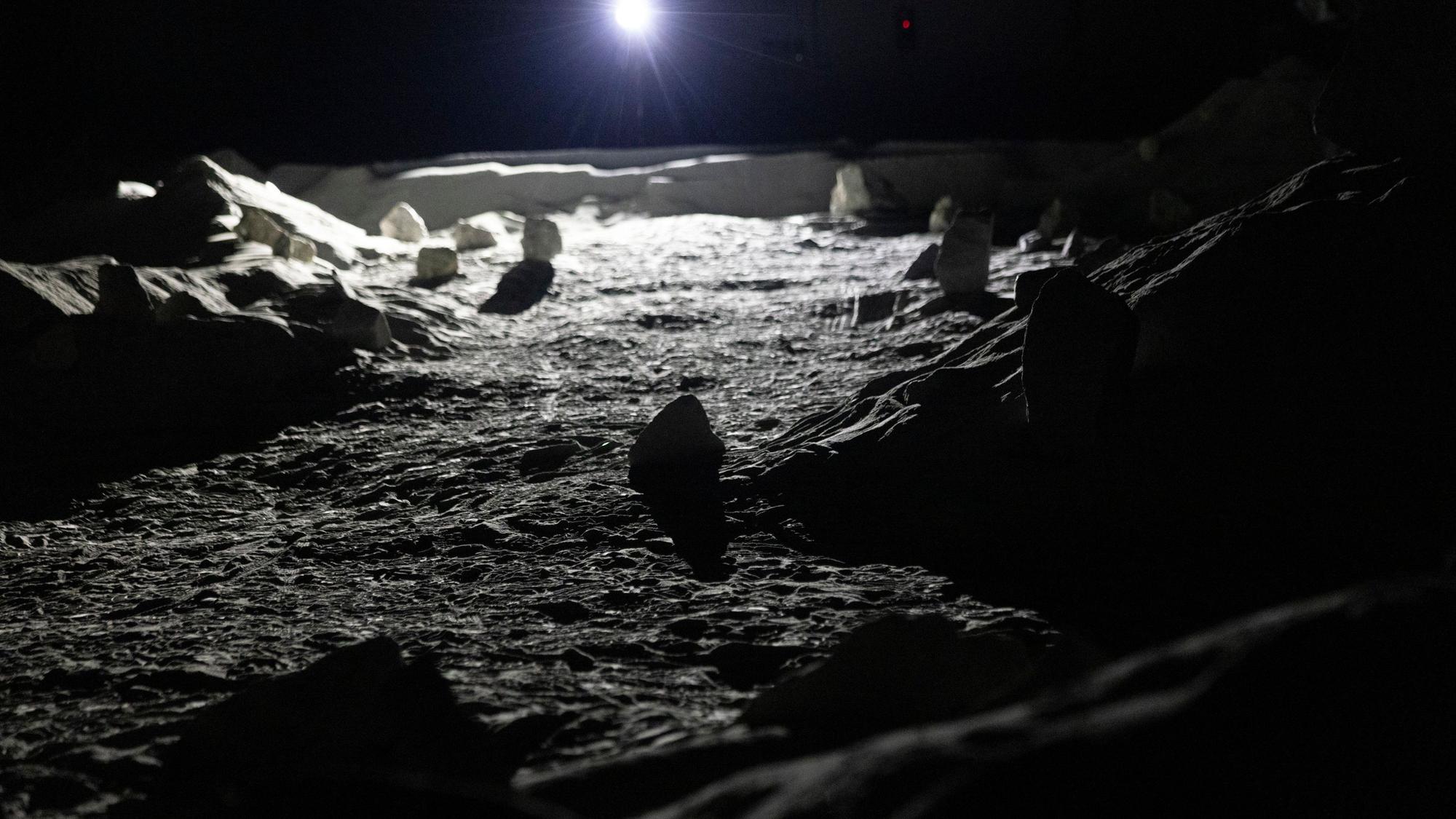 Luna bietet Astronauten und Wissenschaftlern mondähnliche Bedingungen für Mondmission-Training sowie Material- und Ausrüstungsprüfung.