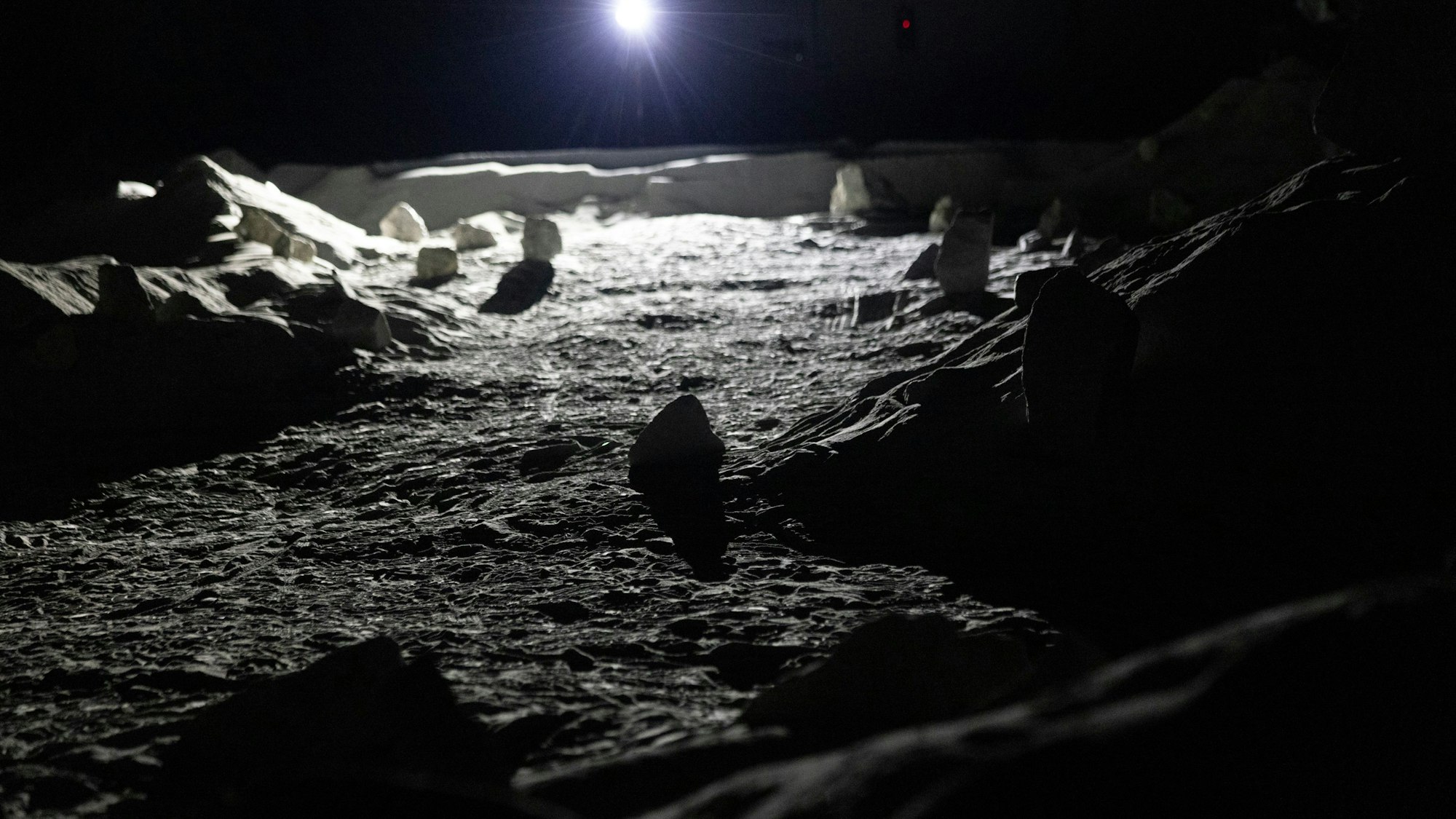 Luna bietet Astronauten und Wissenschaftlern mondähnliche Bedingungen für Mondmission-Training sowie Material- und Ausrüstungsprüfung.