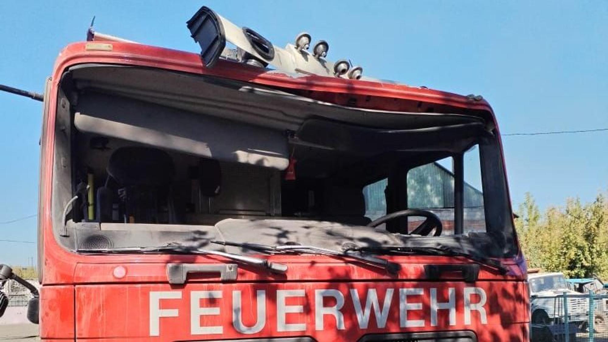Die Blaulichtleiste ist zerstört, das Dach eingedrückt, die Frontscheibe zerbröselt.
