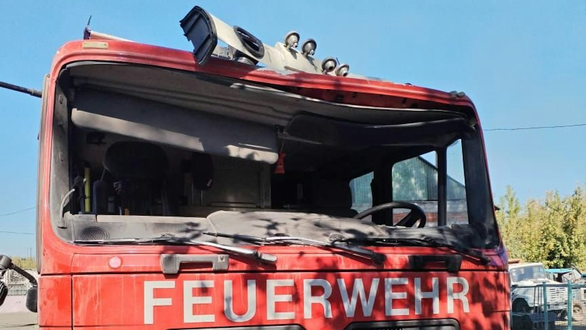 Die Blaulichtleiste ist zerstört, das Dach eingedrückt, die Frontscheibe zerbröselt.