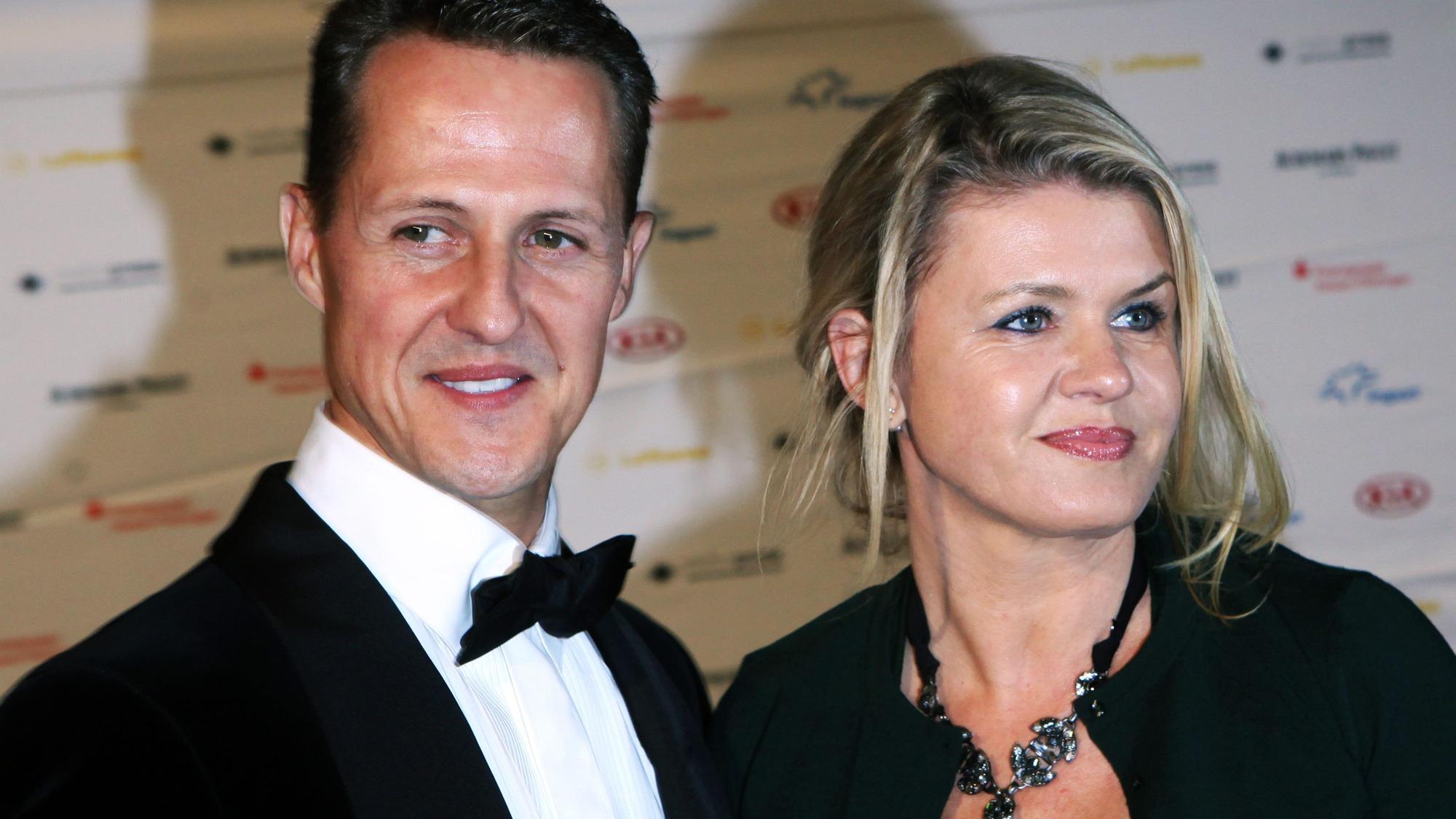 Formel-1-Rennfahrer Michael Schumacher und seine Frau Corinna kommen am 10.11.2012 in die Alte Oper in Frankfurt am Main (Hessen) zum 31. Deutschen Sportpresseball.