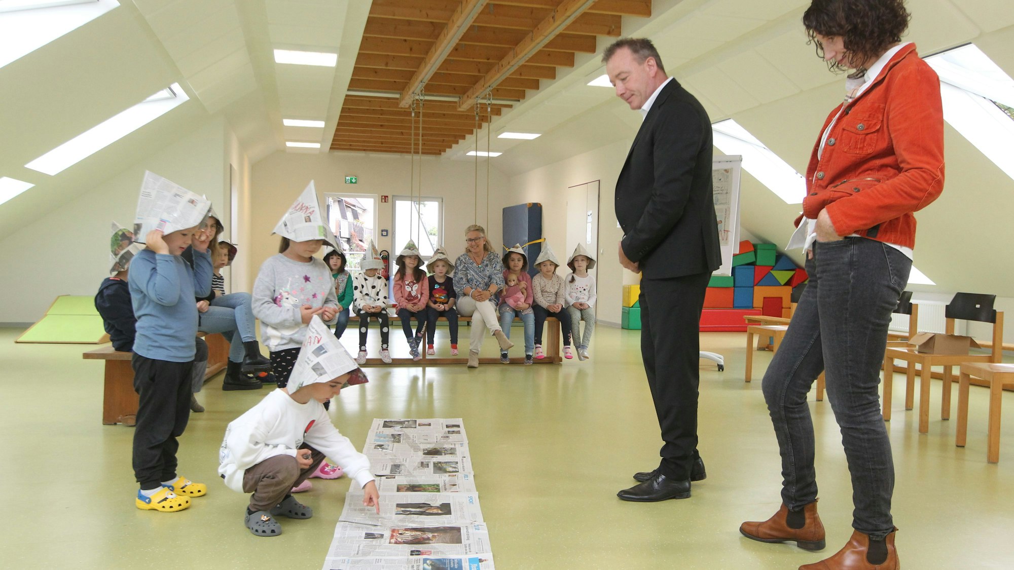 Die Kinder zeigen Holger Steffens und Sandra Ebert, was sie schon gelernt haben.