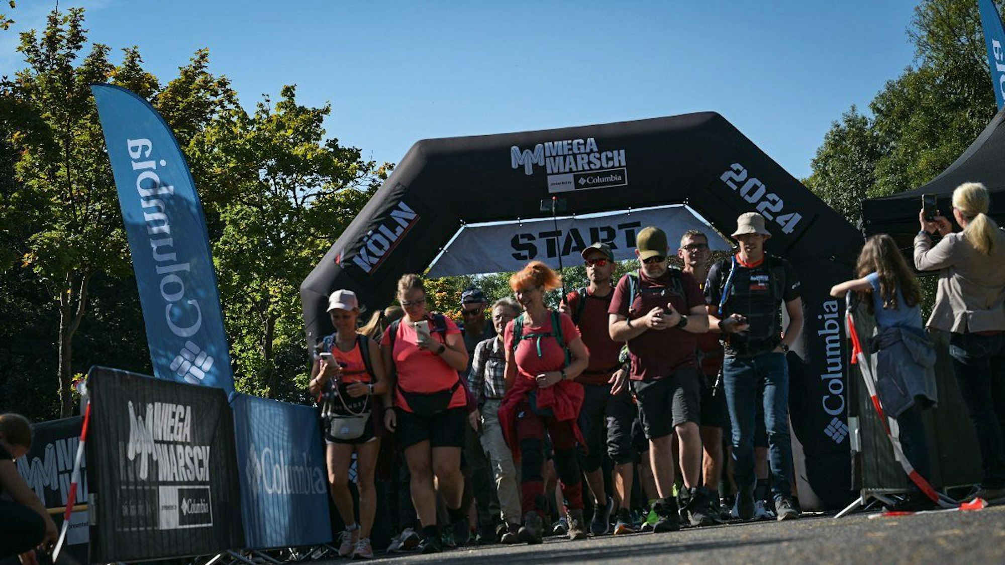 Eine große Gruppe Menschen steht am Start.