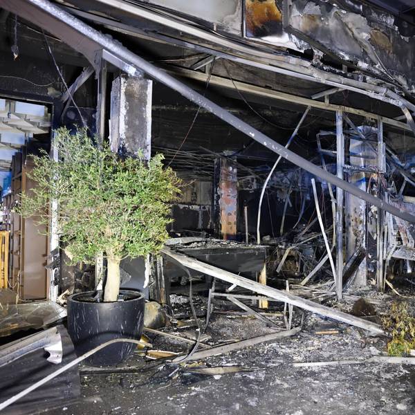 Schutt hängt runter und der Innenraum des Cafés ist komplett verbrannt