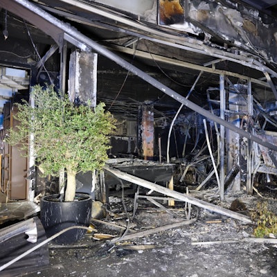 Schutt hängt runter und der Innenraum des Cafés ist komplett verbrannt