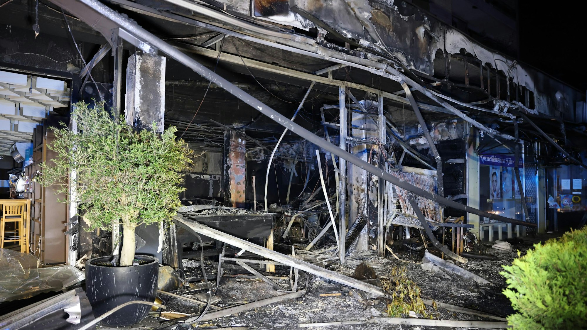 Schutt hängt runter und der Innenraum des Cafés ist komplett verbrannt