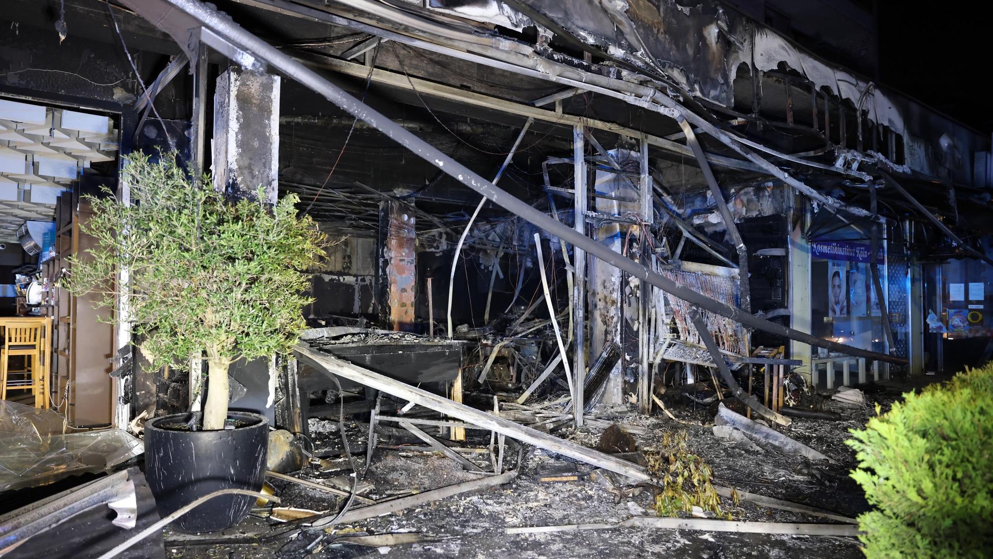Köln, RSK, Großeinsatz von Feuerwehr und Polizei nach Explosion in einem Cafe in der Longericher Straße in Pesch