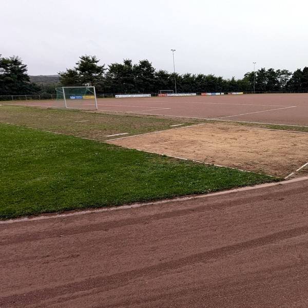 Das Eifelstadion in Mechernich mit seiner 400-Meter-Bahn, der Weitsprung-Anlage und dem Aschenplatz.