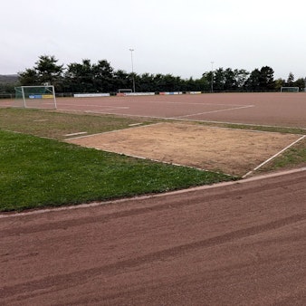 Das Eifelstadion in Mechernich mit seiner 400-Meter-Bahn, der  Weitsprung-Anlage und dem Aschenplatz.