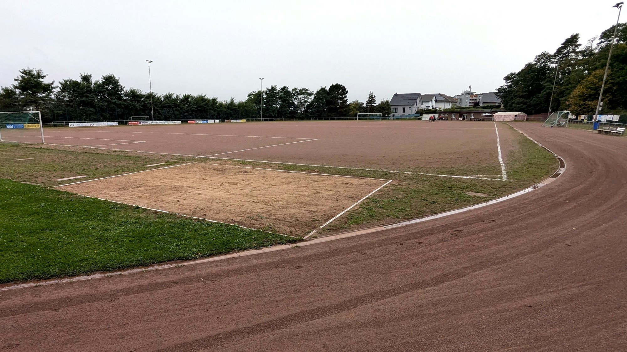 Das Eifelstadion in Mechernich mit seiner 400-Meter-Bahn, der  Weitsprung-Anlage und dem Aschenplatz.
