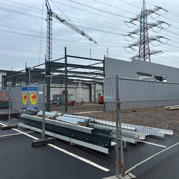Auf dem Bild ist die Baustelle des Geschäftes zu sehen.