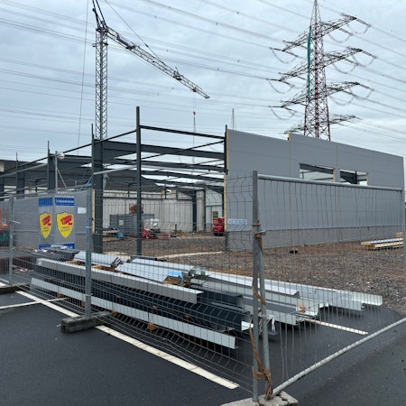 Auf dem Bild ist die Baustelle des Geschäftes zu sehen.