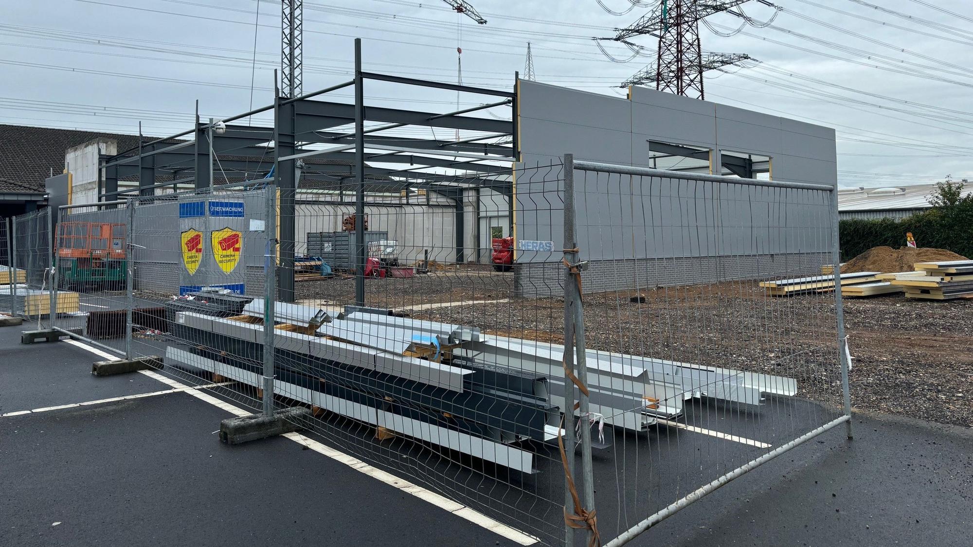 Auf dem Bild ist die Baustelle des Geschäftes zu sehen.