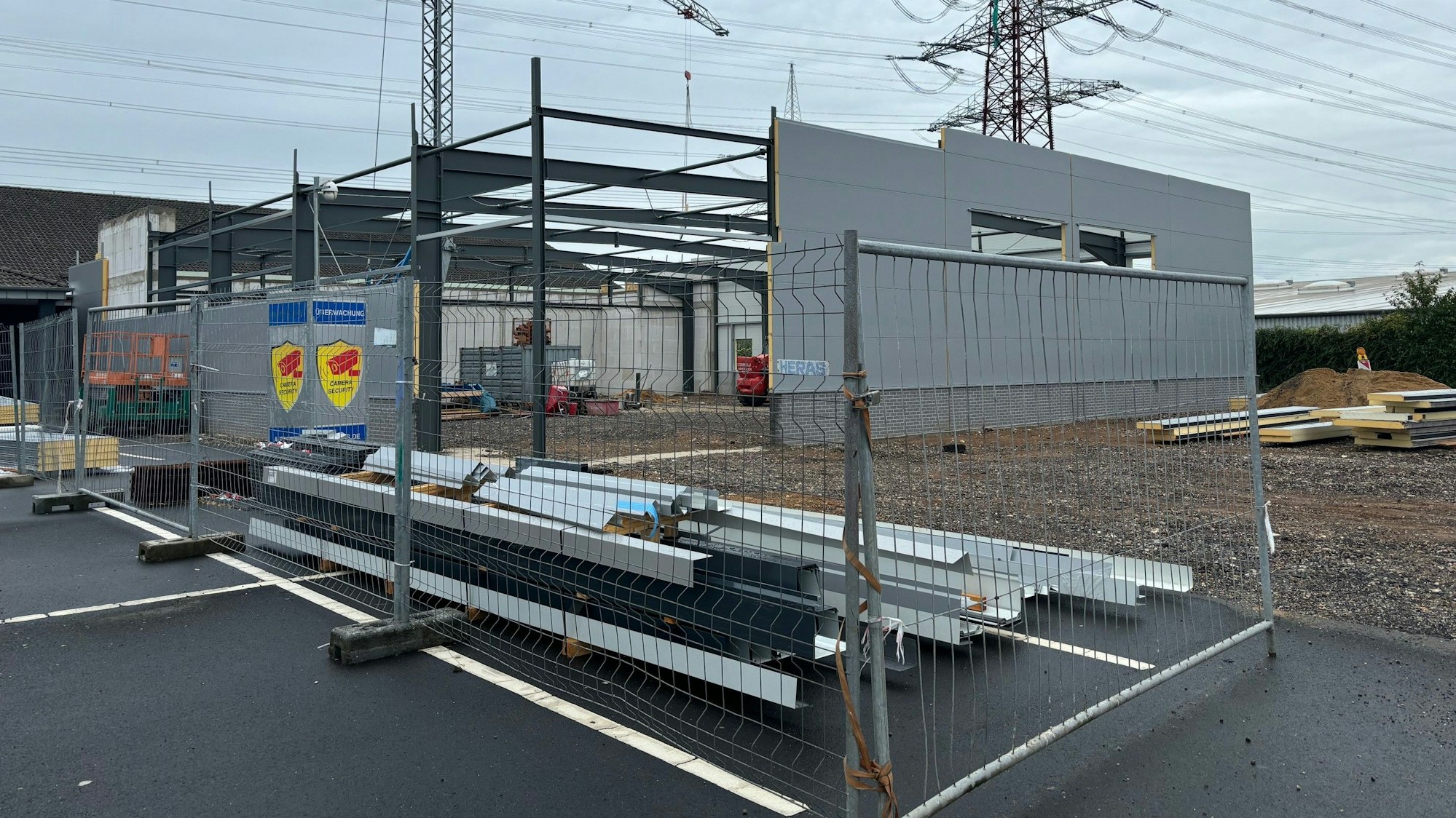 Auf dem Bild ist die Baustelle des Geschäftes zu sehen.