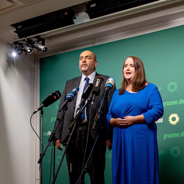 Grünen-Parteivorsitzende Ricarda Lang (r) und Omid Nouripour sprechen bei einer Pressekonferenz in der Bundesgeschäftsstelle Bündnis 90/Die Grünen. Die Grünen-Spitze zieht nach den Misserfolgen der Partei bei mehreren Wahlen personelle Konsequenzen.