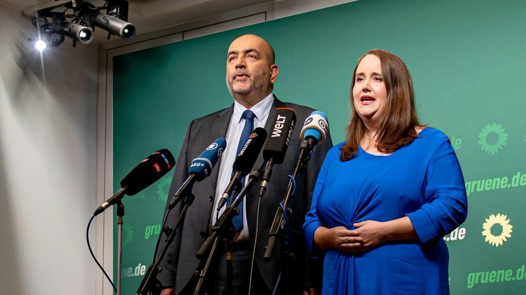 Grünen-Parteivorsitzende Ricarda Lang (r) und Omid Nouripour sprechen bei einer Pressekonferenz in der Bundesgeschäftsstelle Bündnis 90/Die Grünen. Die Grünen-Spitze zieht nach den Misserfolgen der Partei bei mehreren Wahlen personelle Konsequenzen.