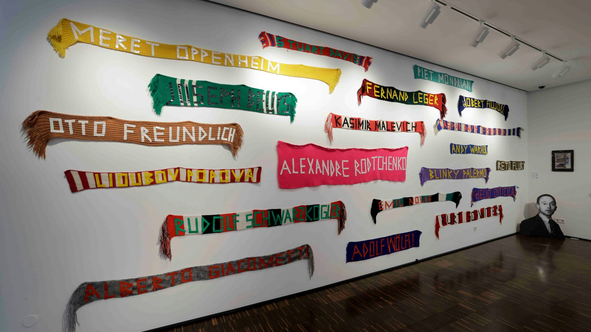 „The Kasper König Collection - His Private Choice“ mit Fanschals von Thomas Hirschhorn im Auktionshaus Van Ham.