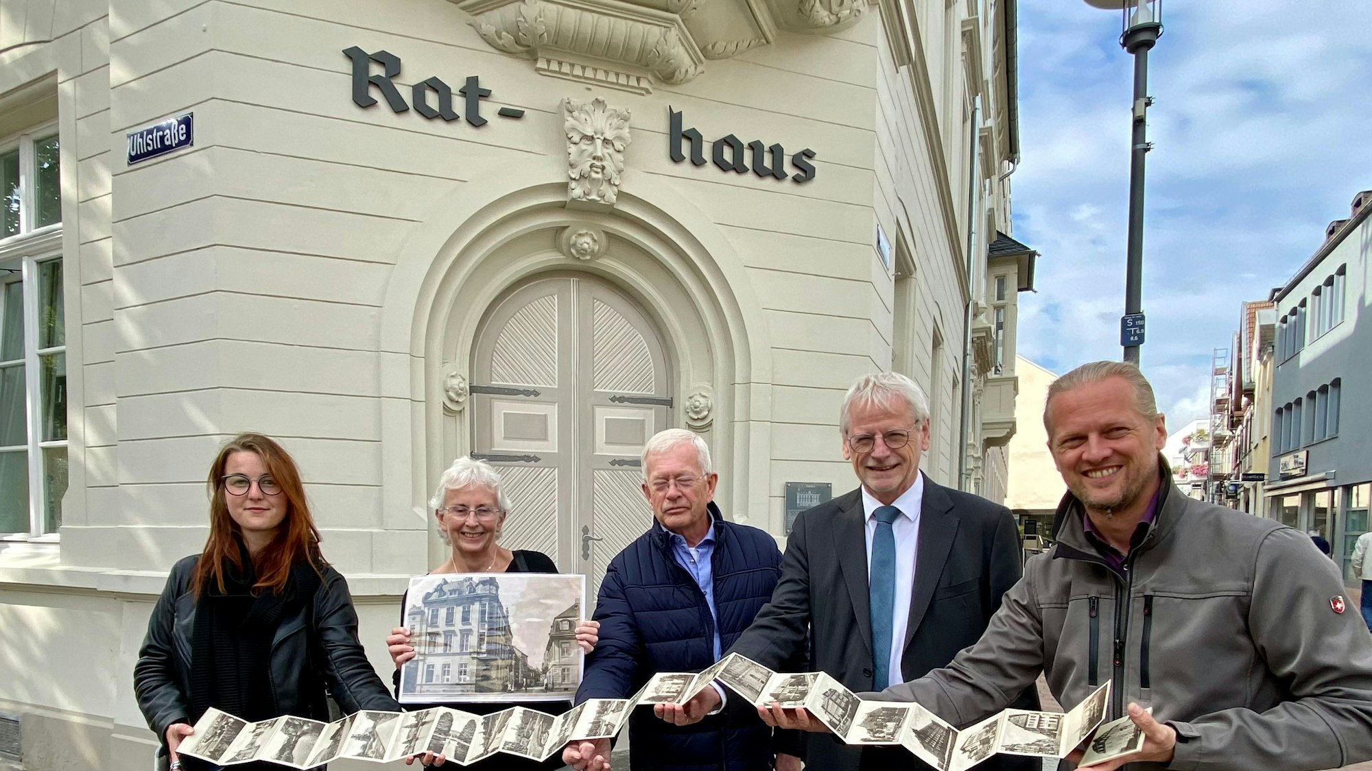 Zu sehen sind Pamela und Derek Shenton mit Bürgermeister Dieter Freytag, Kim Gröner und Alexander Entius.